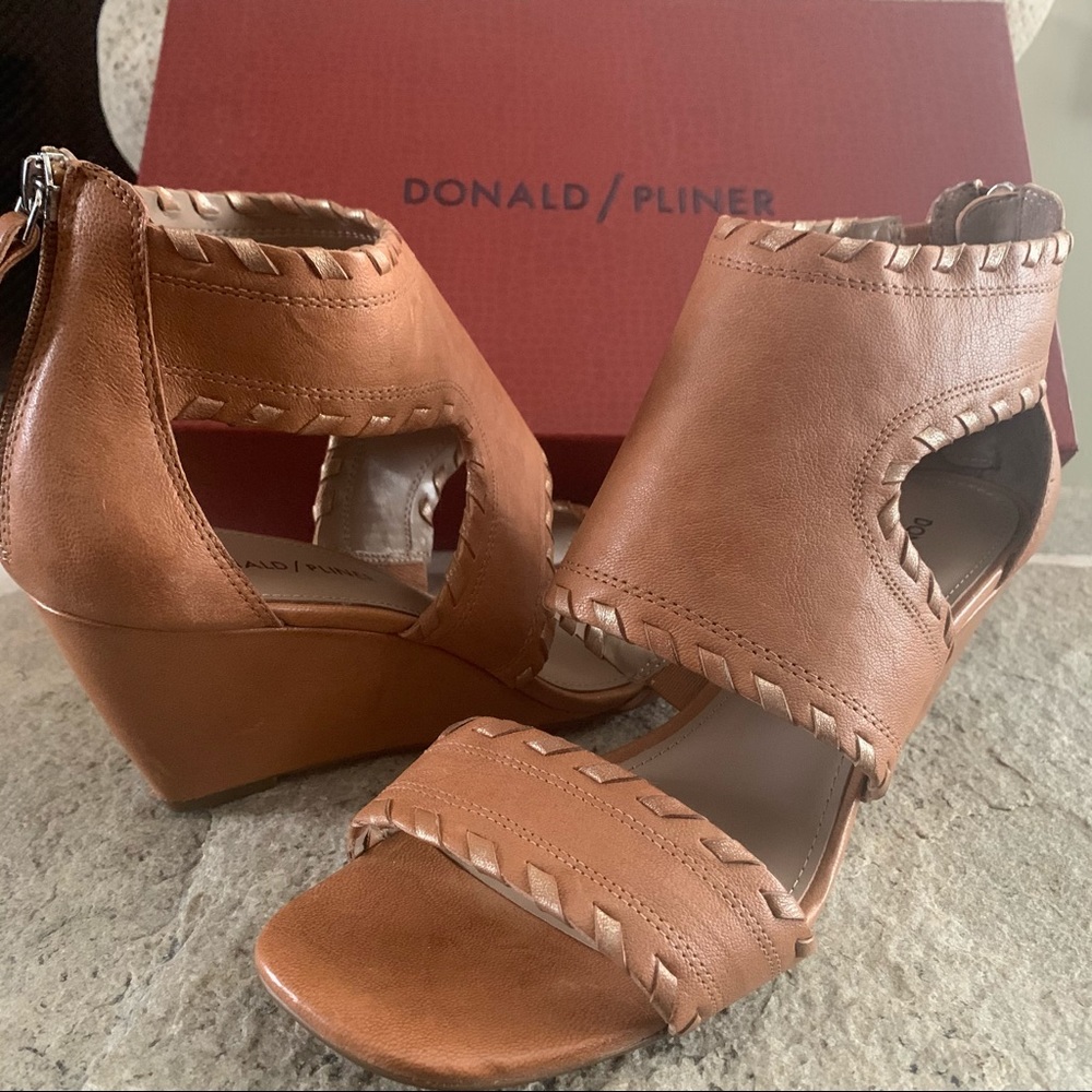 Leather wedge sandals